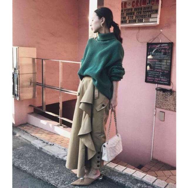 Ameri VINTAGE(アメリヴィンテージ)のAMERI FLARE RUFFLE CHINO PANTS レディースのパンツ(カジュアルパンツ)の商品写真