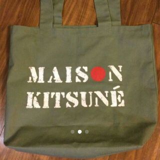 メゾンキツネ(MAISON KITSUNE')のメゾンキツネ　トートバック カーキ美品(トートバッグ)