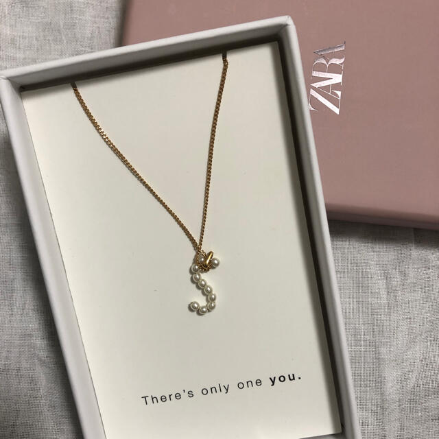 ZARA フェイクパール　イニシャル　ネックレス　S レディースのアクセサリー(ネックレス)の商品写真