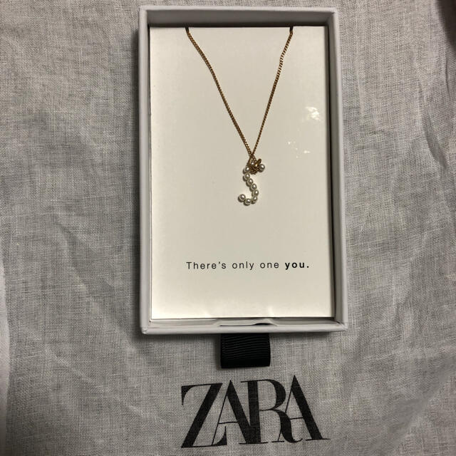 ZARA フェイクパール　イニシャル　ネックレス　S レディースのアクセサリー(ネックレス)の商品写真