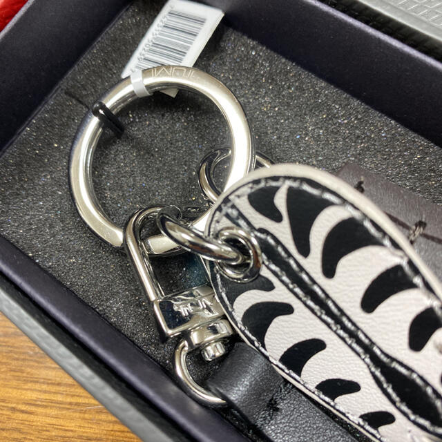 TUMI(トゥミ)の【専用】箱なし　Tumi Zebra Bag Charm Key Ring メンズのバッグ(その他)の商品写真