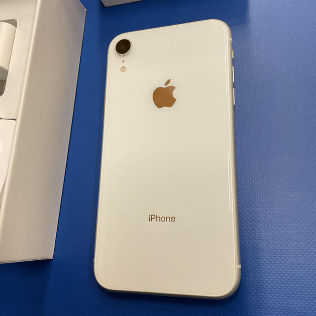 美品♡送料無料　 iPhone XR White 64 GB docomo 1