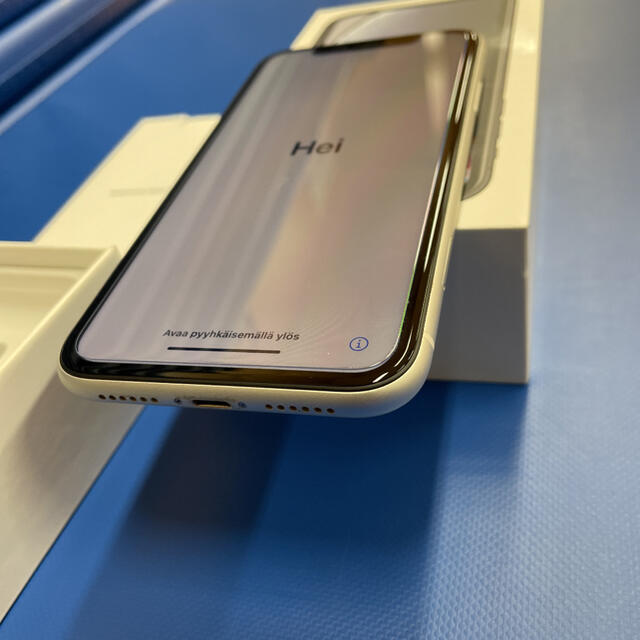 美品♡送料無料　 iPhone XR White 64 GB docomo 2