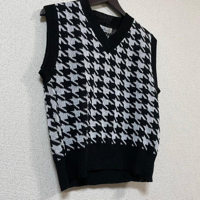 大人気! 千鳥格子柄 レディース ニット ベスト 白黒 Vネックの 大人気! 千鳥格子柄 レディース ニット ベスト 白黒 Vネックの