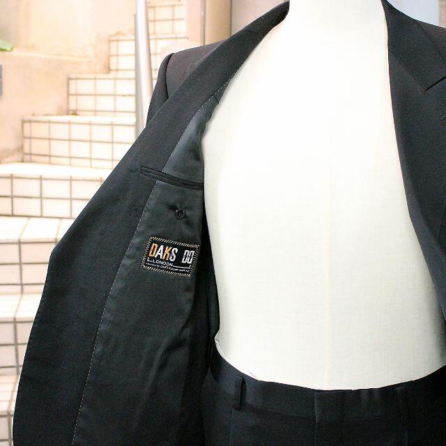DAKS Londonのスーツ上下セットとベストになります。