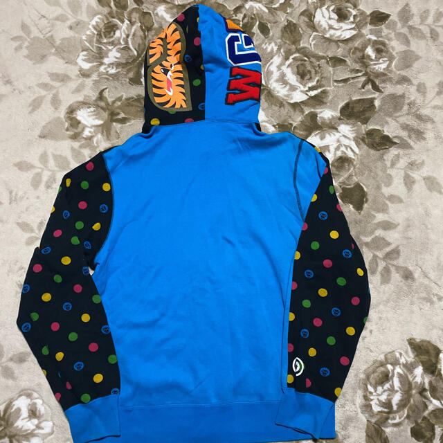 A BATHING APE(アベイシングエイプ)のAPE BAPE KAWS BABY MILO シャーク　パーカー　XXL 水色 メンズのトップス(パーカー)の商品写真