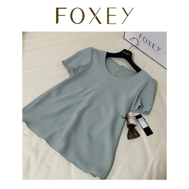 FOXEY(フォクシー)の4/6まで　定価42,120円　39466 “PETIT CLOCHE” レディースのトップス(シャツ/ブラウス(半袖/袖なし))の商品写真