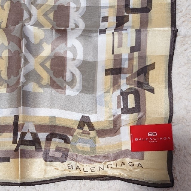 Balenciaga(バレンシアガ)の売約済《未使用》シルク100% BALENCIAGA 85㎝×85㎝ スカーフ レディースのファッション小物(バンダナ/スカーフ)の商品写真