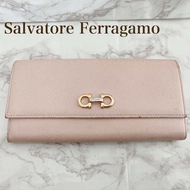 Salvatore Ferragamo(サルヴァトーレフェラガモ)の人気 フェラガモ ガンチーニ 二つ折り 長財布 サイフ　ピンク レディースのファッション小物(財布)の商品写真