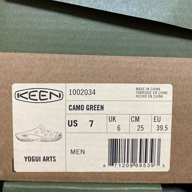 KEEN(キーン)の新品未使用　KEEN キーン ヨギ 25cm  迷彩 カモフラ柄 レディースの靴/シューズ(サンダル)の商品写真