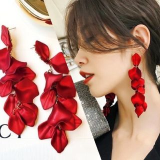 ザラ(ZARA)のꫛꫀꪝ◆インポートピアス◆限定入荷◆赤い花びらロングピアス/フラワーペタルピアス(ピアス)