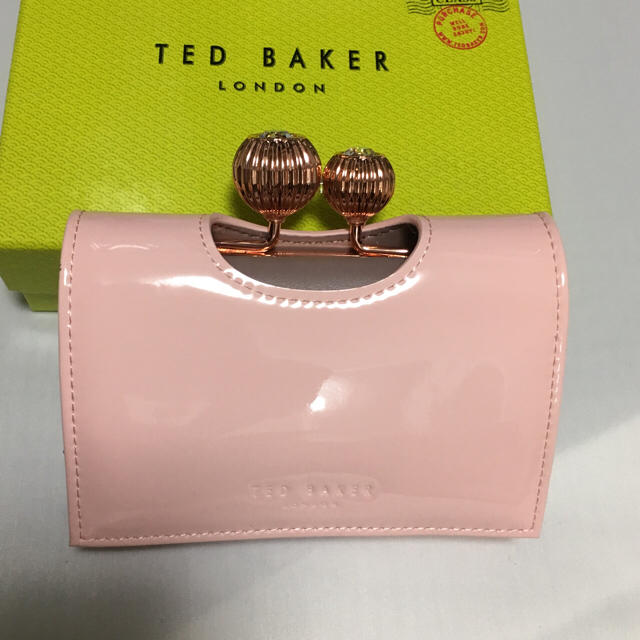 TED BAKER(テッドベイカー)の秋冬新作モデル！TED BAKER ツヤツヤピンク 折りたたみ財布 レディースのファッション小物(財布)の商品写真