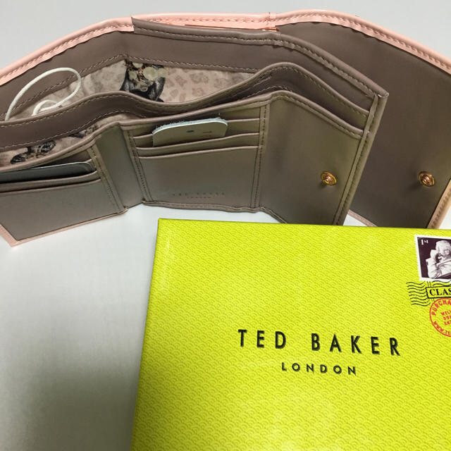 TED BAKER(テッドベイカー)の秋冬新作モデル！TED BAKER ツヤツヤピンク 折りたたみ財布 レディースのファッション小物(財布)の商品写真