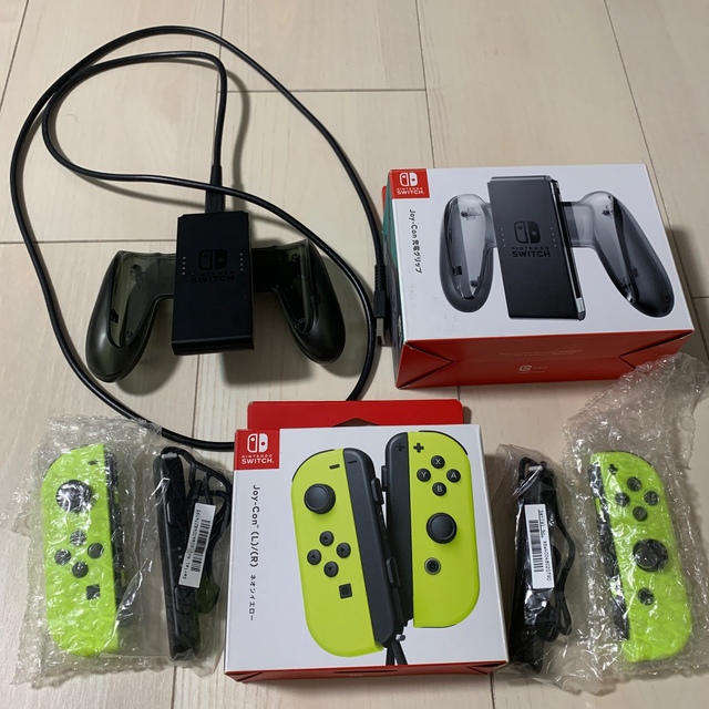 Joy-Con(L)/(R)ネオンイエロー　充電グリップセットその他