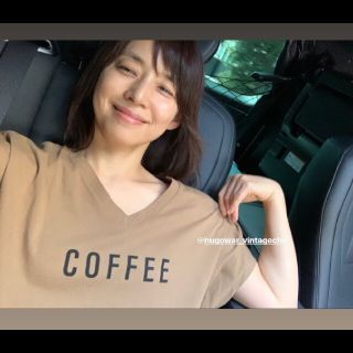 ハグオーワー(Hug O War)のフロスト加工VネックロゴTシャツ　COFFEE   cloth＆cross(カットソー(半袖/袖なし))