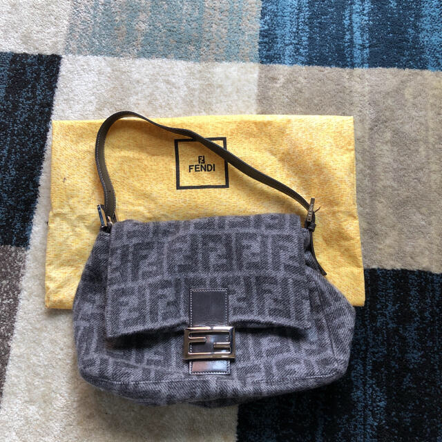 美品　FENDI　フェンディ　ズッカ柄マンマバッグ