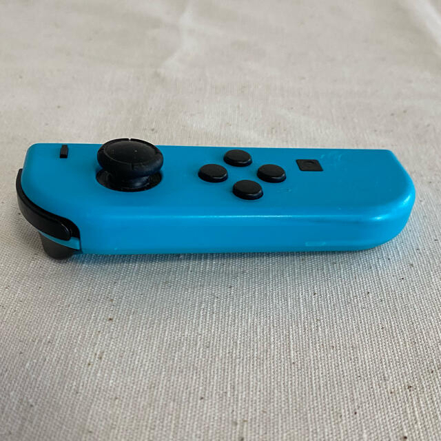 Nintendo Switch(ニンテンドースイッチ)のSwitch Joy-Con ジョイコン　左　ブルー　ジャンク品 エンタメ/ホビーのゲームソフト/ゲーム機本体(家庭用ゲーム機本体)の商品写真