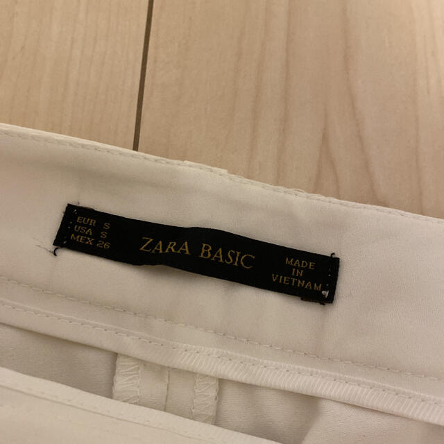 ZARA(ザラ)のZARAザラベーシック　ショートパンツ　ホワイトS レディースのパンツ(ショートパンツ)の商品写真
