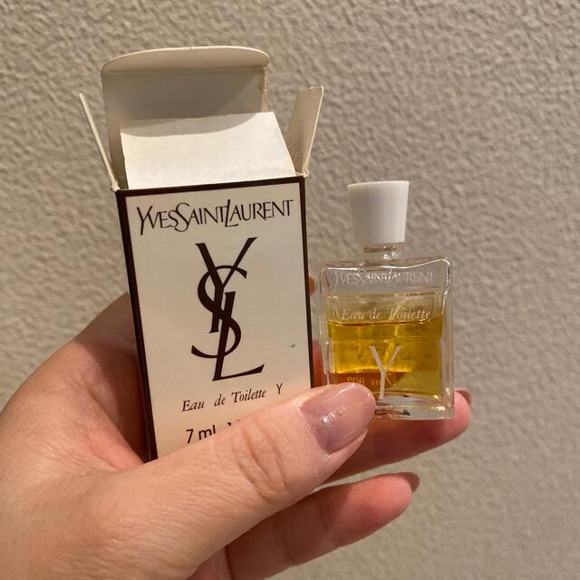 Yves Saint Laurent Beaute(イヴサンローランボーテ)のイヴ・サンローラン　ポーチ＋ミニチュア香水×2 セット コスメ/美容の香水(香水(女性用))の商品写真