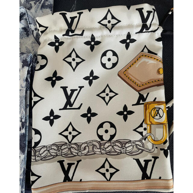 LOUIS VUITTON(ルイヴィトン)の値下げ中　ルイヴィトン　マスクケース2種類&バンダナセット レディースのファッション小物(その他)の商品写真