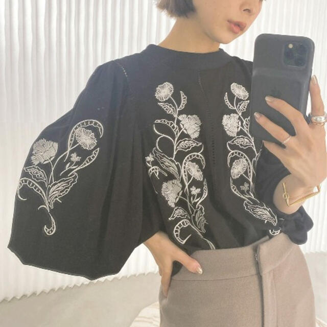 ameri  LADY EMBROIDERY PUFF BLOUSE