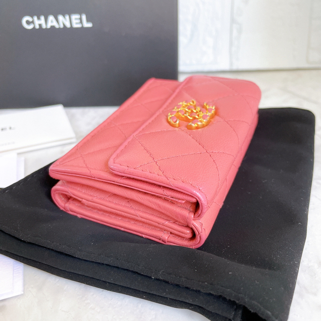 CHANEL(シャネル)のCHANEL シャネル 28番台 折り財布 マトラッセ ピンク レディースのファッション小物(財布)の商品写真