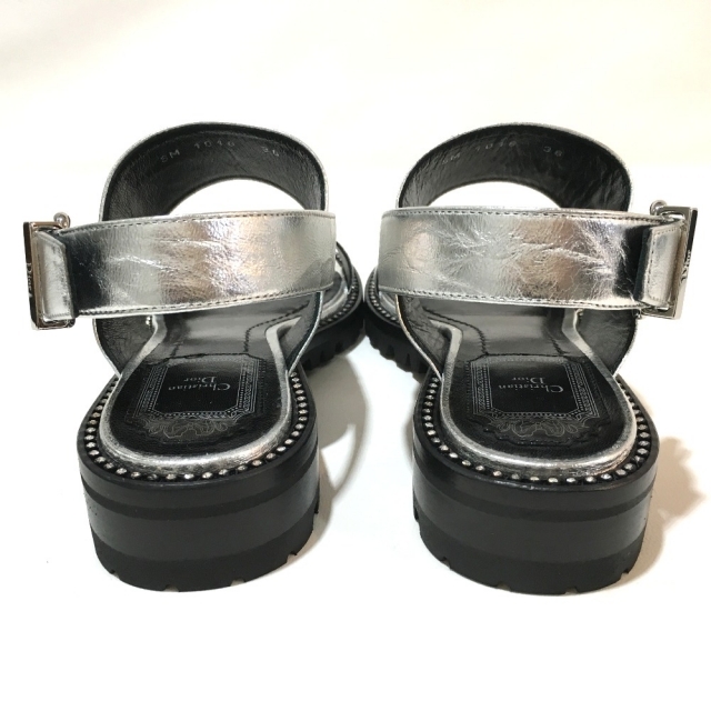 Christian Dior(クリスチャンディオール)のクリスチャンディオール Christian Dior CRINKLED KCE955CLMS092 ラウンドラインストーン 靴 サンダル レザー シルバー シルバー 未使用 レディースの靴/シューズ(サンダル)の商品写真