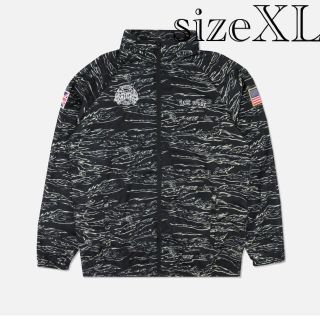 ナイキ(NIKE)の試着のみWINDBREAKER IN BLACK/TAN DESERT CAMO(ナイロンジャケット)