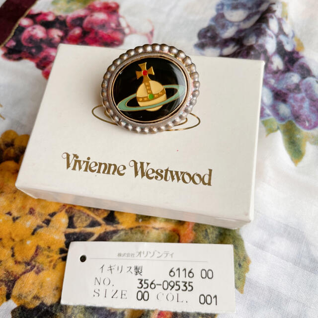 Vivienne Westwood(ヴィヴィアンウエストウッド)のヴィヴィアン エナメルオーブ ブローチ　黒 レディースのアクセサリー(ブローチ/コサージュ)の商品写真