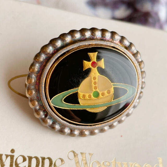 Vivienne Westwood(ヴィヴィアンウエストウッド)のヴィヴィアン エナメルオーブ ブローチ　黒 レディースのアクセサリー(ブローチ/コサージュ)の商品写真