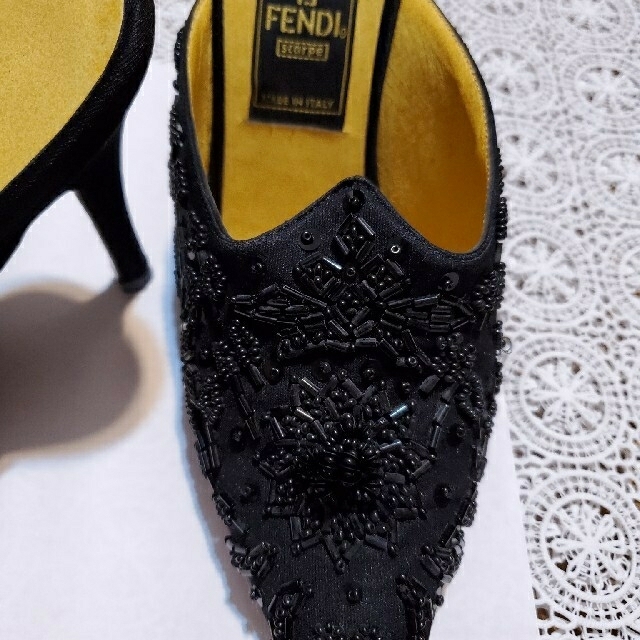 FENDI(フェンディ)のフェンディ　ミュール　黒サテンにビーズ装飾 レディースの靴/シューズ(ミュール)の商品写真