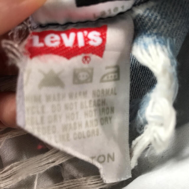 Levi's(リーバイス)のお値下げ　リーバイス　デニムダメージショートパンツ レディースのパンツ(ショートパンツ)の商品写真