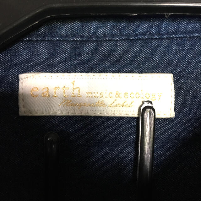 earth music & ecology(アースミュージックアンドエコロジー)の☆週末値下げ☆＊earthのデニムシャツワンピース＊ キッズ/ベビー/マタニティのキッズ服女の子用(90cm~)(ワンピース)の商品写真