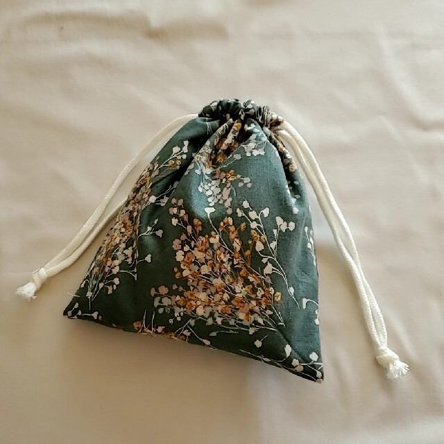 巾着袋　コップ袋　ハンドメイド　花柄 ハンドメイドのキッズ/ベビー(バッグ/レッスンバッグ)の商品写真