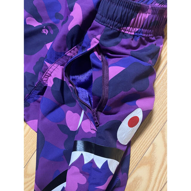 A BATHING APE(アベイシングエイプ)のA BATHING APE 激レア　sサイズ シャークパン　紫　カモフラ メンズのパンツ(ショートパンツ)の商品写真