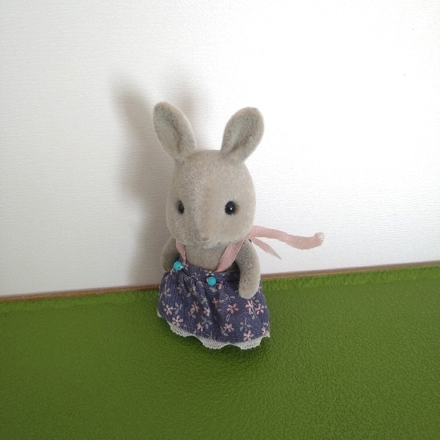 EPOCH(エポック)のシルバニアファミリー ウサギの女の子 グレーウサギ 初期 ワンピース お洋服 エンタメ/ホビーのおもちゃ/ぬいぐるみ(キャラクターグッズ)の商品写真