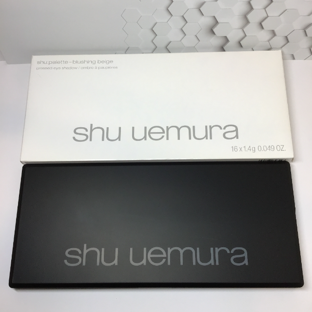 shu uemura(シュウウエムラ)のshu uemura シュウ　パレット　ブラッシングベージュ（未使用品） コスメ/美容のベースメイク/化粧品(アイシャドウ)の商品写真