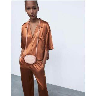 ザラ(ZARA)のZARA サテンパジャマスタイルシャツ　トフィー(シャツ/ブラウス(半袖/袖なし))