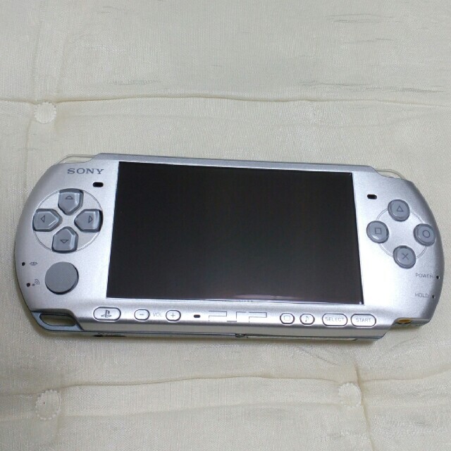 PlayStation Portable(プレイステーションポータブル)のpsp3000 本体 シルバー エンタメ/ホビーのゲームソフト/ゲーム機本体(携帯用ゲーム機本体)の商品写真