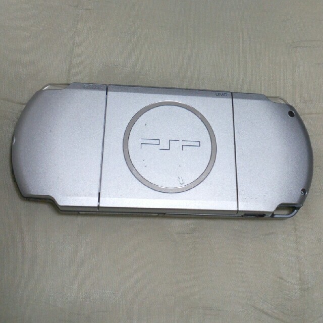 PlayStation Portable(プレイステーションポータブル)のpsp3000 本体 シルバー エンタメ/ホビーのゲームソフト/ゲーム機本体(携帯用ゲーム機本体)の商品写真