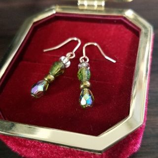 No.571 チェコビーズのピアスorイヤリング❨クラシックグリーン❩　綺麗(ピアス)