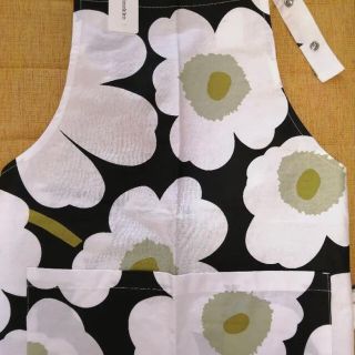 マリメッコ(marimekko)のマリメッコ 新品未使用品 黒 エプロン(収納/キッチン雑貨)