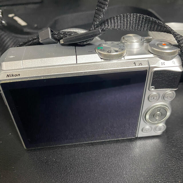 Nikon(ニコン)の美品 Nikon1j5ダブルレンズキットSILVER スマホ/家電/カメラのカメラ(ミラーレス一眼)の商品写真