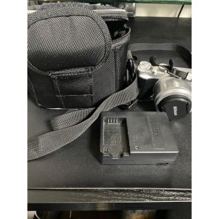 ニコン(Nikon)の美品 Nikon1j5ダブルレンズキットSILVER(ミラーレス一眼)