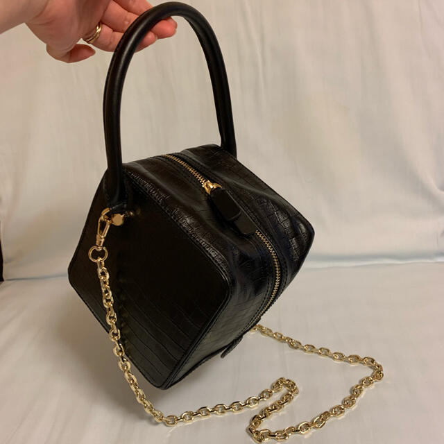 本革　スクエア型バッグ　チェーンショルダー付き レディースのバッグ(ショルダーバッグ)の商品写真