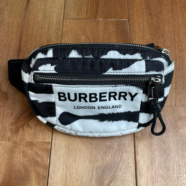 BURBERRY(バーバリー)の最終値下げ　バーバリー ボディバッグ メンズ  zebraprint メンズのバッグ(ボディーバッグ)の商品写真