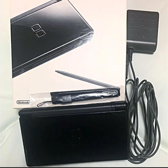 ニンテンドーDS(ニンテンドーDS)のDS Lite ジェットブラック セット エンタメ/ホビーのゲームソフト/ゲーム機本体(携帯用ゲーム機本体)の商品写真