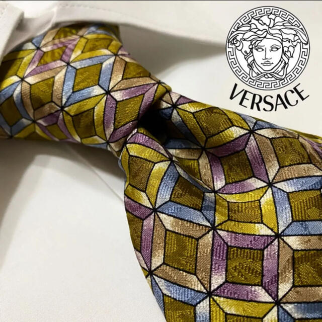 Gianni Versace(ジャンニヴェルサーチ)の【美品！人気ブランド！美柄！】GIANNI  VERSACE最高級シルクネクタイ メンズのファッション小物(ネクタイ)の商品写真