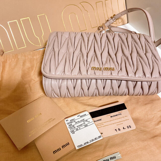 miumiu(ミュウミュウ)の大幅お値下げ‼️miumiu♡美品　ショルダーバッグ レディースのバッグ(ショルダーバッグ)の商品写真