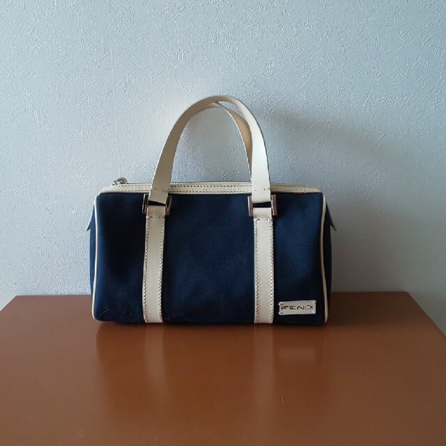 FENDI(フェンディ)のフェンディ FENDI ミニボストン 紺✕アイボリー レディースのバッグ(ハンドバッグ)の商品写真